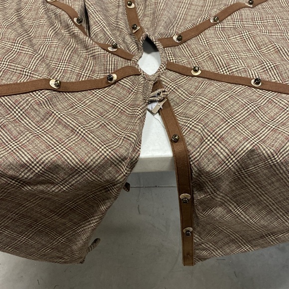 Designer D. Steven’s Christmas Tree shirt and accent ribbon - Picture 4 of 7